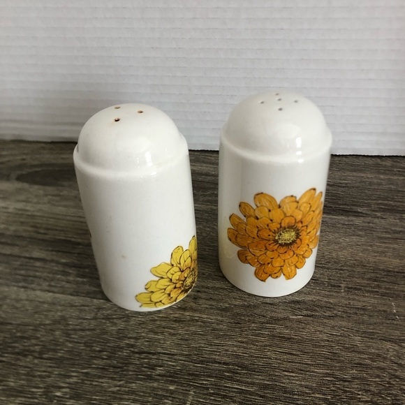 Vtg Floral Ceramic Salt and Pepper Shakers - Picture 2 of 13